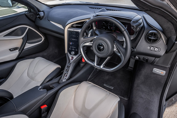 一見、先代の「720S」と同じに見えるデザインのコックピットは、さらなる軽さを目指してインストゥルメントパネルやシートなどに軽量化のメスが入っている。