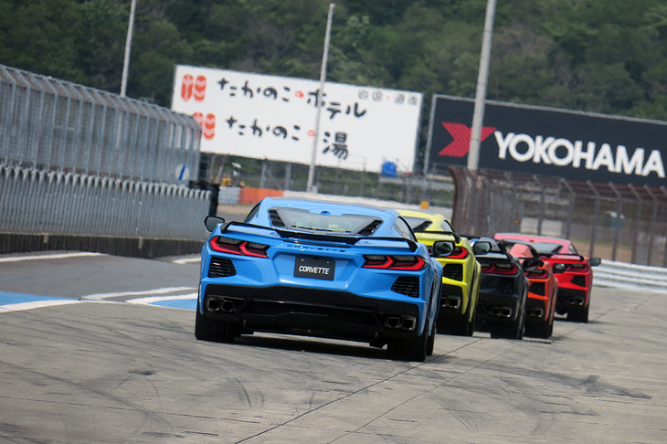 富士スピードウェイでのデモランに臨む、新型「シボレー・コルベット」と「コルベット コンバーチブル」。
