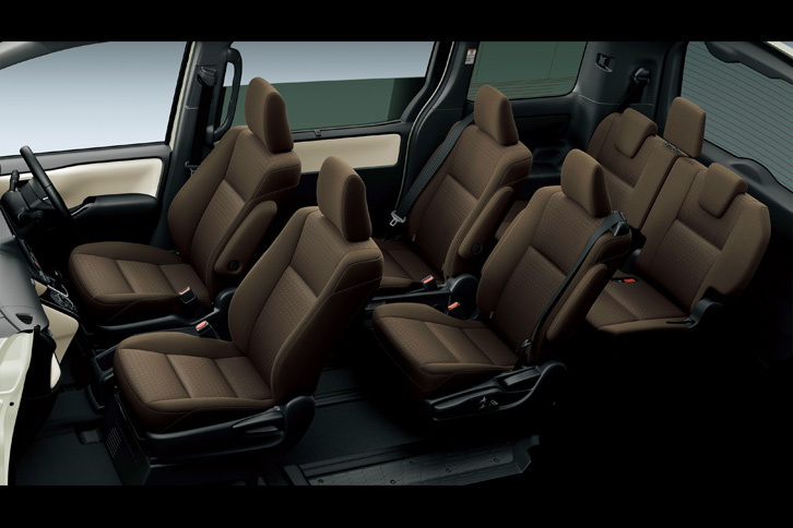 「フロマージュ＆ブラウン」の内装色が用いられた「ノアG」のインテリア。