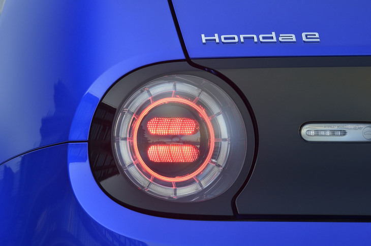 ヘッドランプに合わせ、リアコンビネーションランプも丸形2灯デザインを採用。車名を表すエンブレムがリアゲート左に備わるいっぽうで、外装にグレード名を示すものはない。