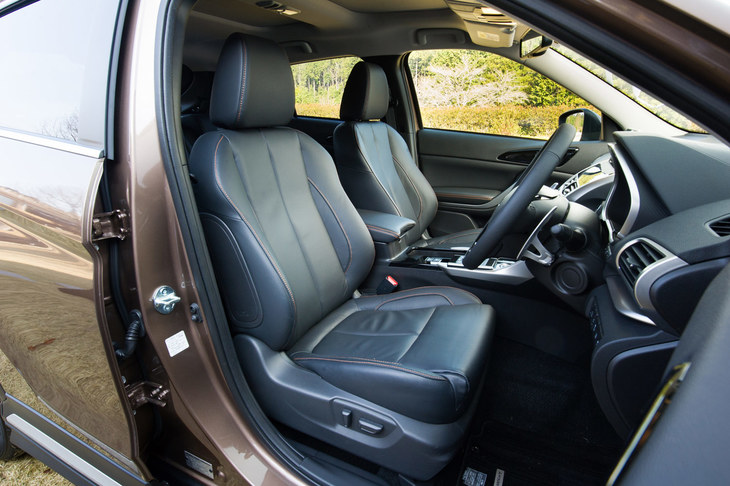 シート表皮はファブリックが標準だが、「G」「Gプラスパッケージ」にはオプションで前席シートヒーター付きの本革シートも用意されている。