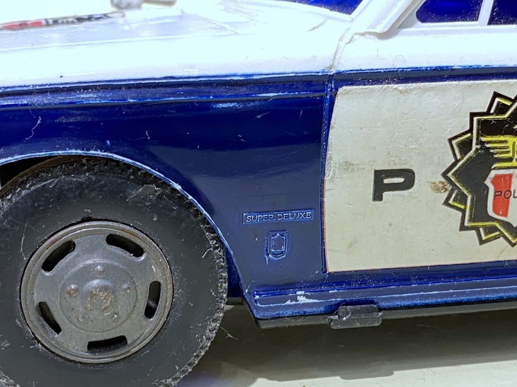 フロントフェンダーには「SUPER DELUXE」のバッジも再現されている。