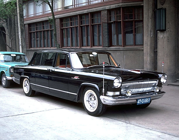 かつて中国では、自動車は一部の特権階級のものだった。写真は、中国最古の自動車メーカーである第一汽車の高級ブランド、紅旗のリムジン。