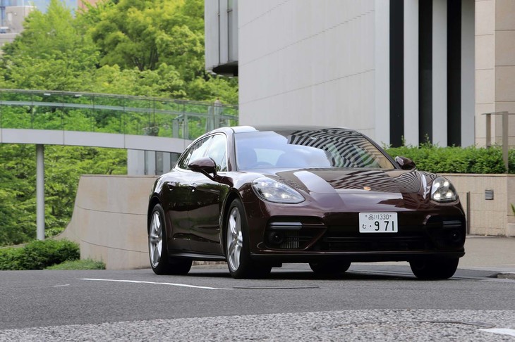 最高出力550ps、最大トルク770Nmの4リッターV8ツインターボエンジンを搭載する「パナメーラ ターボ スポーツツーリスモ」。その動力性能は、0-100km/h加速のタイムが3.8秒（「スポーツクロノパッケージ」装着車は3.6秒）、最高速が304km/hと公表されている。