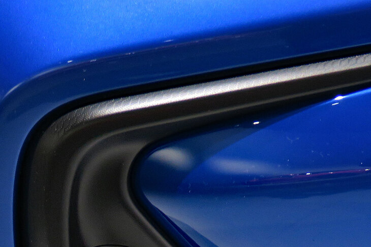 フロントの樹脂パーツに施された「空力テクスチャー」。空気の剥離を抑え、乱流を防ぐ効果がある。