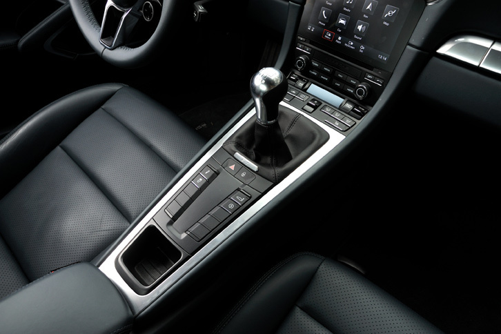 センターコンソールに位置する7段MTのシフトノブ。「911カレラ」のトランスミッションには7段MTと7段PDKが用意されている。