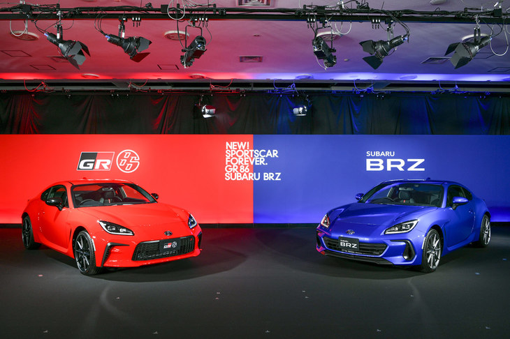 トークショーで披露された、「トヨタGR 86」（左）と新型「スバルBRZ」（右）。