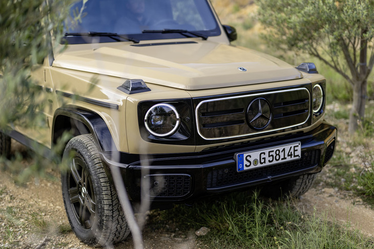 ヘッドライト間のパネル（いわゆるグリル）がグロスブラックになっているのが「G580」である証し。ボディー全体の造形はどこからどう見ても「Gクラス」だ。