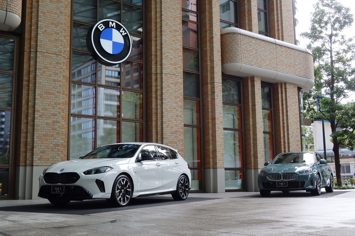 「BMW M135 xDrive」（写真左）と「BMW 120」（同右）。
