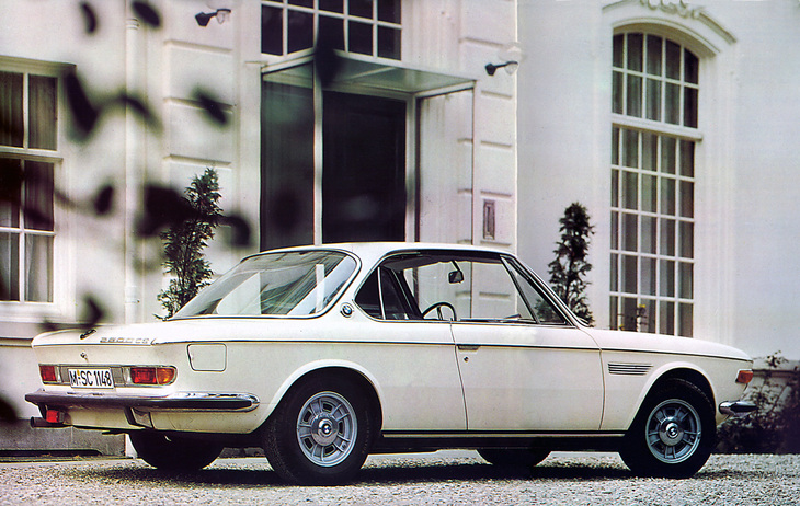 「BMW 2800CS」のリアビュー。顔つきを除き、基本的なラインは「2000C／2000CS」と同じ。