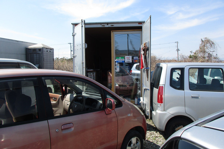 リュウ氏の店には、建屋はなく、代わりにコンテナが置かれていた。