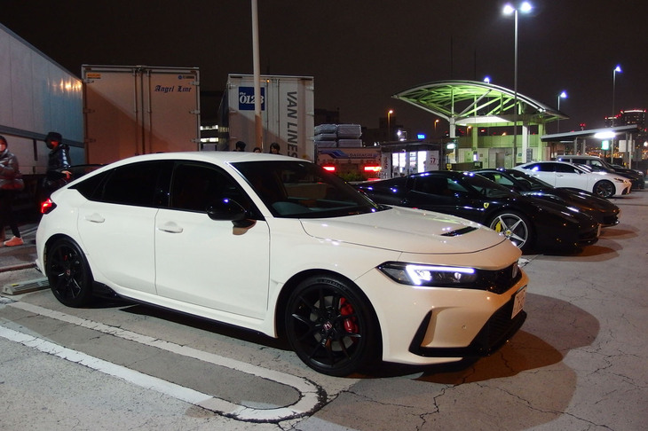 新型「シビック タイプR」の価格は499万7300円。ボディーカラーは写真の「チャンピオンシップホワイト」を含め全5種類が設定される。