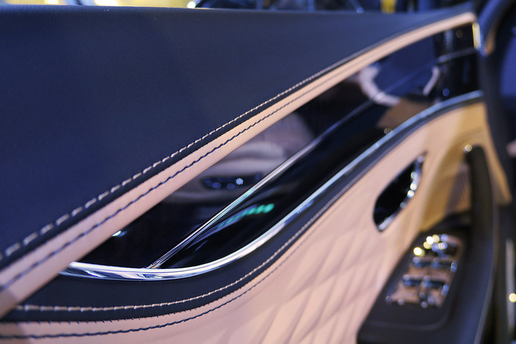 ベントレー・フライングスパー ハイブリッド（フロントドアトリム）