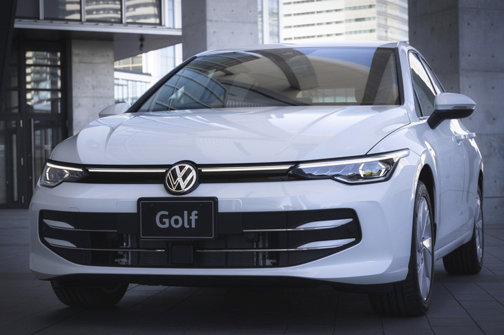 こちらは現行「ゴルフ」。ランプやアッパーグリル、エンブレム等の構成が、「ID. Buzz」とまったく一緒だ。