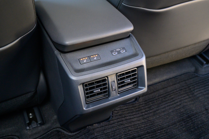 後席にもシートヒーター（左右）と2つのUSBタイプCポート、エアコン吹き出し口が備わっている。