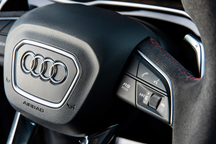 ステアリングホイールの「RS MODE」のスイッチを押すと、ドライバーが任意で設定したカスタマイズモードを呼び出すことができる。