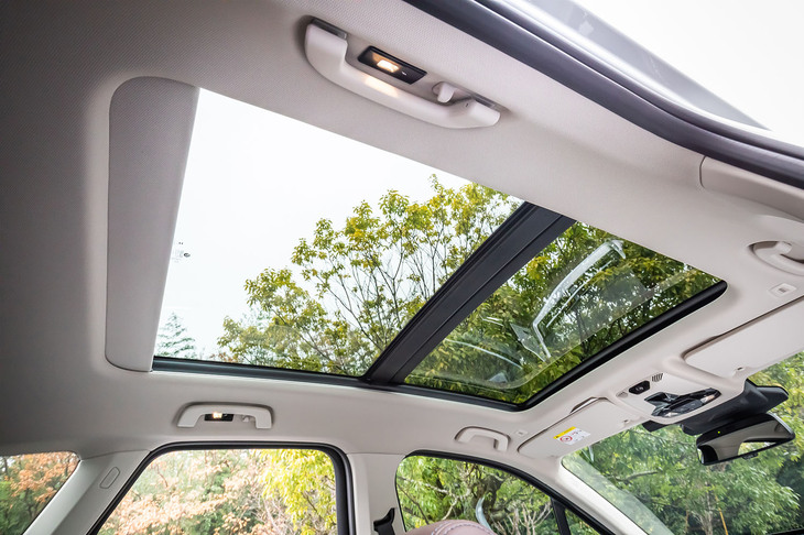 今回の試乗車に装備されていた電動パノラマガラスサンルーフは、17万1000円のオプションアイテム。全グレードで選択可能だ。