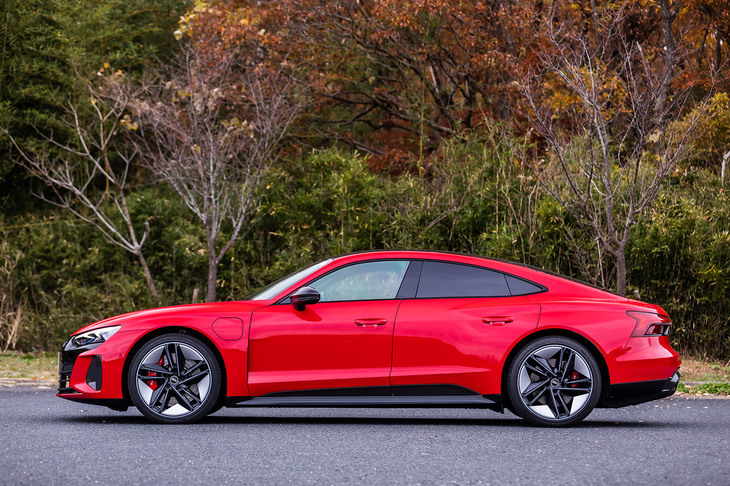 「RS e-tron GT」には電子制御エアサスペンションが標準で装備されている。作動はドライブモードと連動するが、MMIのタッチパネル操作によって任意でも行える。写真は車高を最も下げた様子。