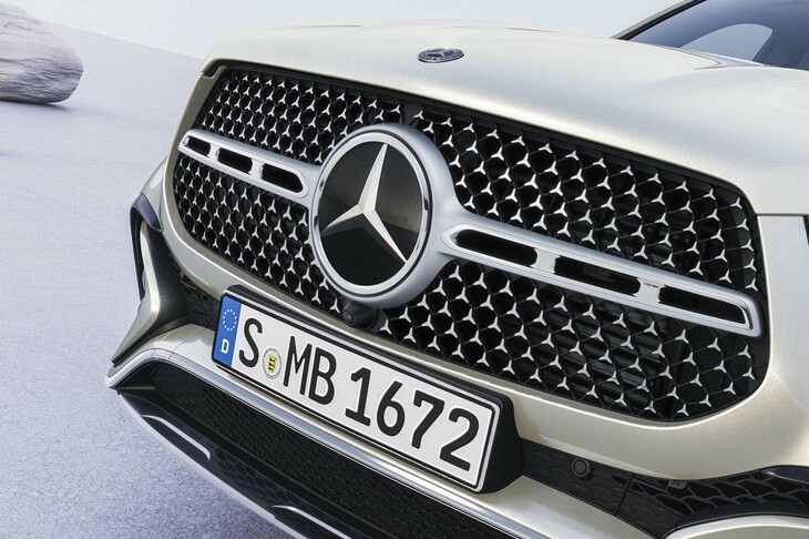 小さなスリーポインテッドスターがちりばめられた「スターパターンフロントグリル」。