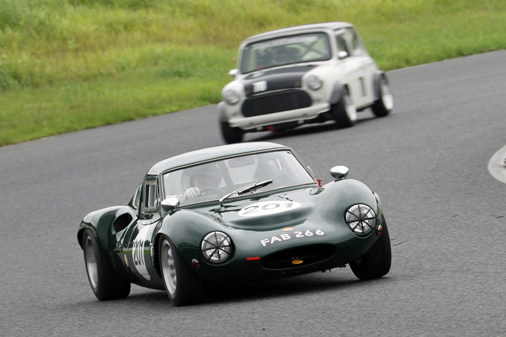 スーパークリスタルカップ／ハイパークリスタルカップ混走で優勝した「ジネッタG12」と2位になった「ローバー・ミニ」。前者はこの日のベストラップである1分19秒101を記録した。双方ともハイパークリスタルカップのエントラントである。