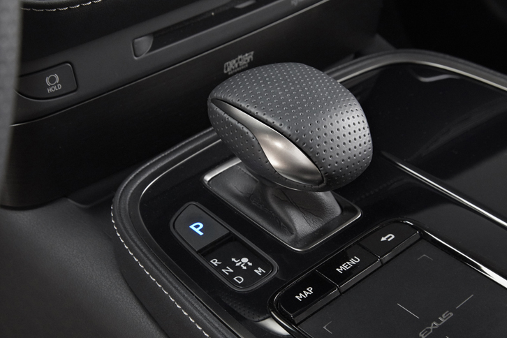 レクサスLS500“Fスポーツ”（シフトノブ）