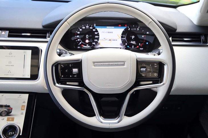 ステアリングホイールのスポーク部には、運転支援システムやインフォテインメントシステムなどのタッチセンサー式スイッチが並ぶ。