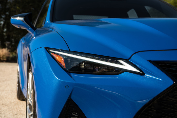 「IS」の他グレードにも採用されている三眼フルLEDヘッドランプがフロントフェイスの表情を引き締める。