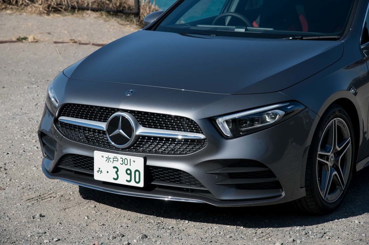 18インチタイヤ＆ホイールのほかに「AMGライン」には、よりスポーティーな形状の専用バンパーやサイドスカート、マルチビームLEDヘッドライトなどが含まれている。