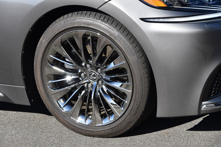 走行中の騒音を抑える、20インチのノイズリダクションホイール。一部のグレードにオプションとして用意される。