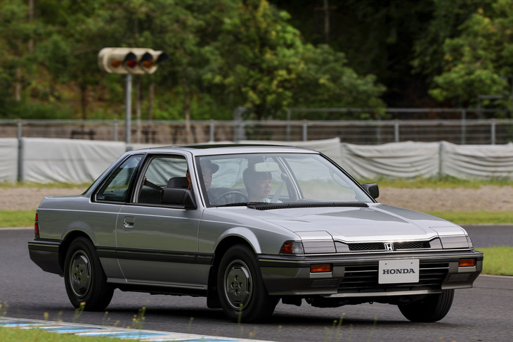 「ホンダ独自の新技術を数多く導入したFFスペシャルティーカー」として1982年11月に発表された2代目「プレリュード」。ダブルウイッシュボーンサスペンションを生かした低いフロントフードや、リトラクタブルヘッドランプの採用などが話題となった。