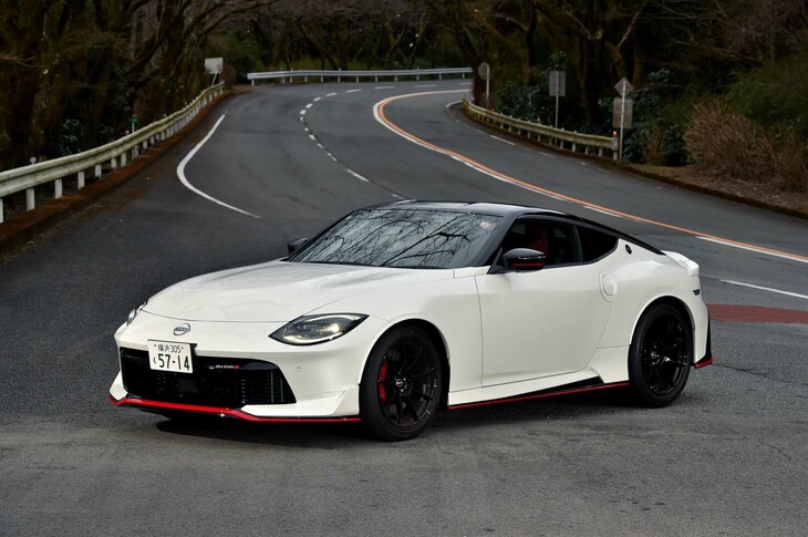 【日産フェアレディZ NISMOのスペック】
	ボディーサイズ：全長×全幅×全高＝4410×1870×1315mm／ホイールベース：2550mm／車重：1680kg／駆動方式：FR／エンジン：3リッターV6 DOHC 24バルブ ターボ／トランスミッション：9段AT／最高出力：420PS（309kW）/6400rpm／最大トルク：520N・m（53.0kgf・m）/2000-5200rpm／タイヤ：（前）255/40R19 100Y／（後）285/35R19 103Y（ダンロップSP SPORT MAXX GT600）／燃費：9.2km/リッター（WLTCモード）／価格：920万0400円
	
	【取材時の燃費データ】
	テスト距離：358.3km（市街地2：高速道路7：山岳路1）／使用燃料：43.8リッター（ハイオクガソリン）／参考燃費：8.2km/リッター（満タン法）／8.5km/リッター（車載燃費計計測値）