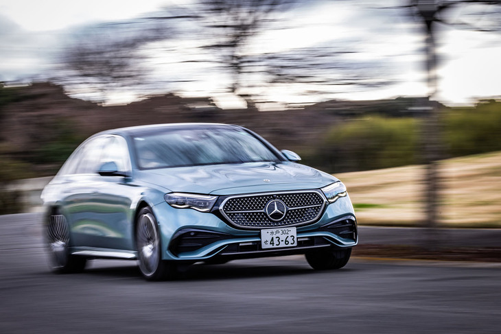 試乗車には4輪操舵の「リアアクスルステアリング」とエアサスペンションの「エアマチックサスペンション」がセットになるメーカーオプションの「ドライバーズパッケージ」が搭載されていた。