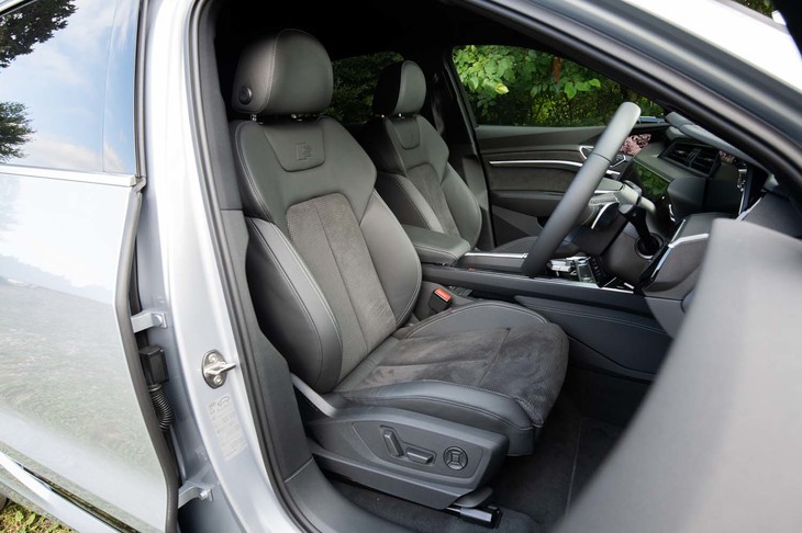 シートは座面と背もたれにアルカンターラを、サポート部分とヘッドレストにレザーを使ったコンビタイプ。ヒーターも備えている。