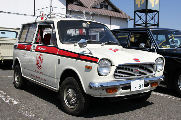 「ホンダNIII360」をベースにした商用バンの「LNIII360」。第1期ホンダF1（RA301）風のストライプを入れ、架空のサービスカーという設定。