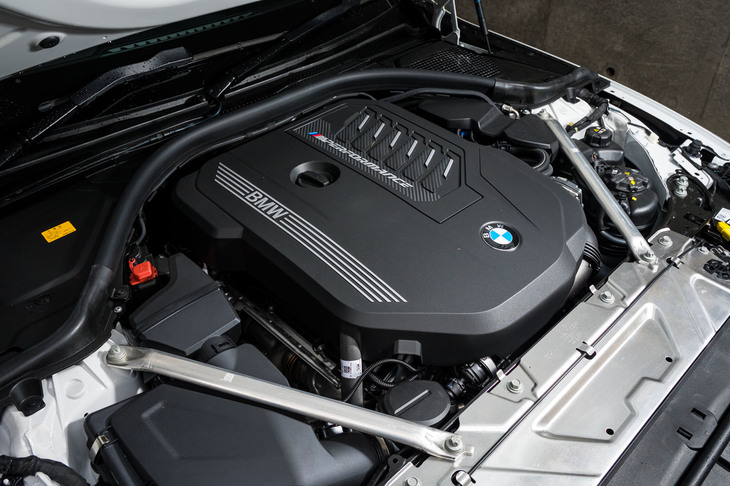 エンジンルームは2本の筋交いでがっちりと補強。ちなみに「M4」はバーがもっと太く、エンジンカバーをかすめるようにストラットタワーバーも加わる。