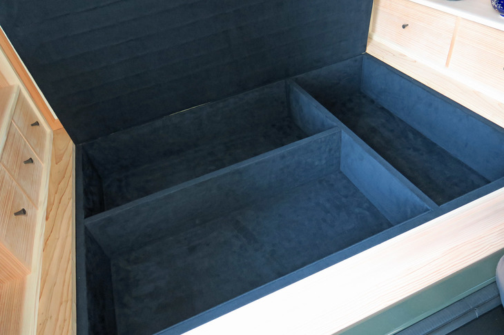 フロアボードの下は収納スペースとなっている。