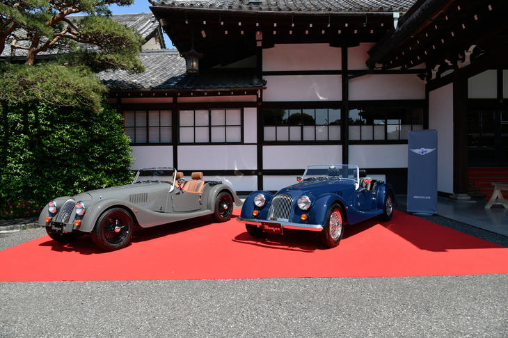 モーガンカーズ・ジャパンの発足記念イベント「MORGAN CARS JAPAN INTRODUCING」の会場に展示された、2台の「モーガン4/4」。