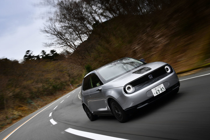 2020年8月に発表された「ホンダe」。都市部での利用を想定したコンパクトな電気自動車である。ラインナップはベースグレードと上級仕様「アドバンス」の2種類で、今回、池沢早人師先生は後者に試乗した。