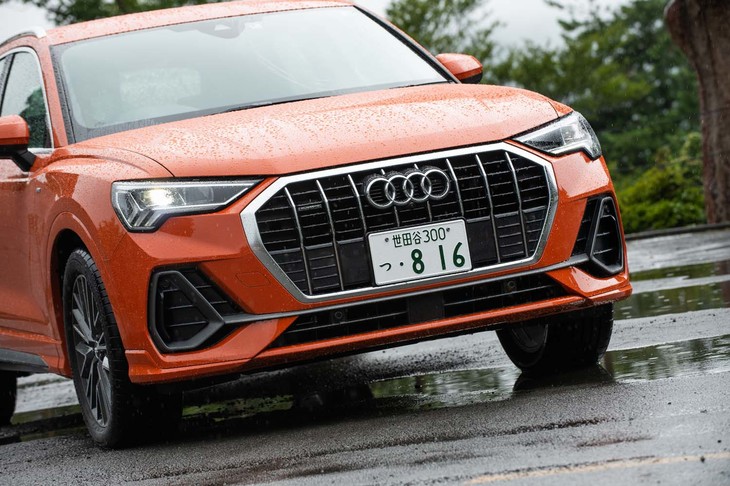 フロントマスクには旗艦SUV「Q8」ゆずりのデザインを採用。八角形のシングルフレームグリルとその両サイドに開いた大型エアインテークが印象的だ。