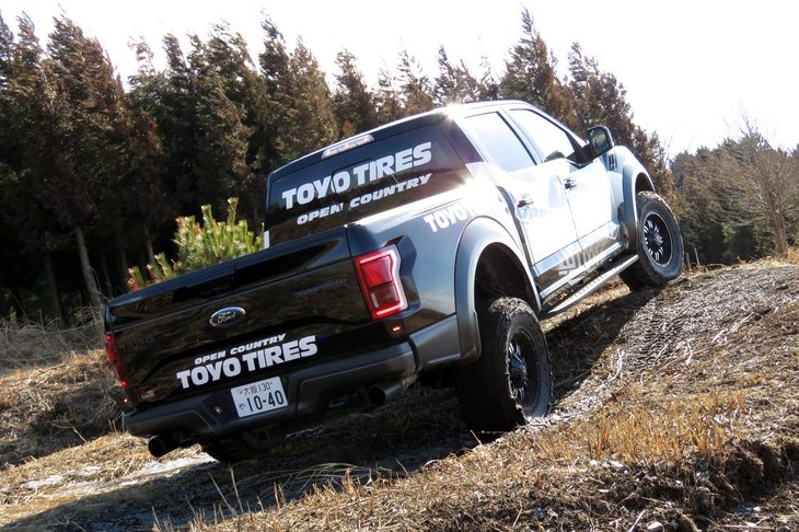 どんな地形でも両輪が地面を離さないリアタイヤの動きは、やはりリジッドアクスルのなせる業。繊細なハイテクに頼ることなくオフロードを走るなら、リアはリジッドに限りますな。