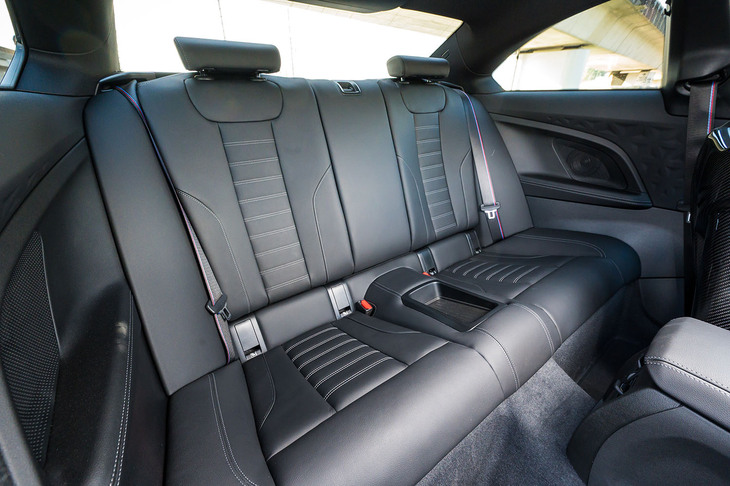 後席は広くはないが、大人2人が何とか乗り込めるスペースだ。トランクスルーも備わっている。