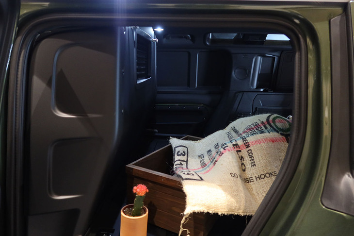 ディフェンダー110ハードトップX-DYNAMIC SE D350（固定式フルハイトパーティションおよび荷室）