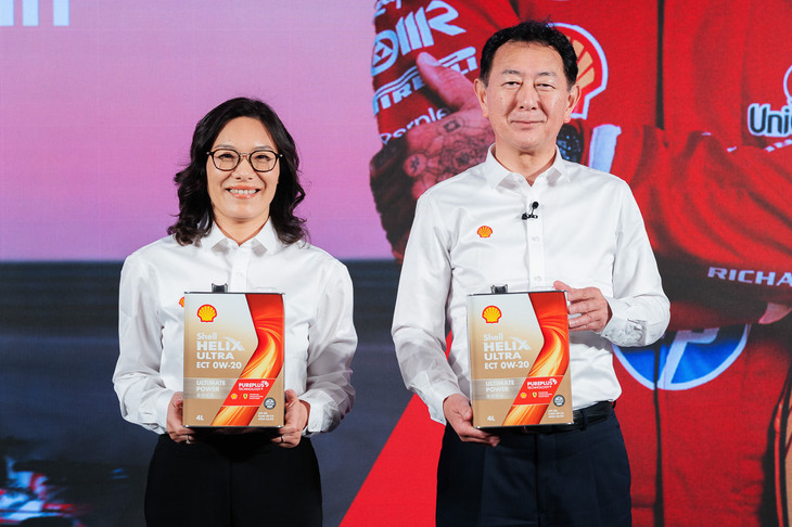 「シェル・ヒリックス ウルトラ」を手にするシャニアン・チェン氏（写真左）と阿部 真氏（同右）。