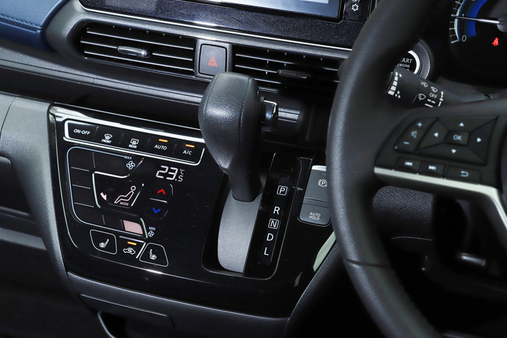 エアコンの操作パネルには、直観的に操作しやすいデザインを採用。先代モデルよりもシフトレバーをドライバー寄りに配置し、操作しやすく工夫しているという。試乗車に装備されていた前席シートヒーターは、FF車では寒冷地仕様に組み込まれるオプションで、4WD車では全車寒冷地仕様（シートヒーター標準装備）となる。