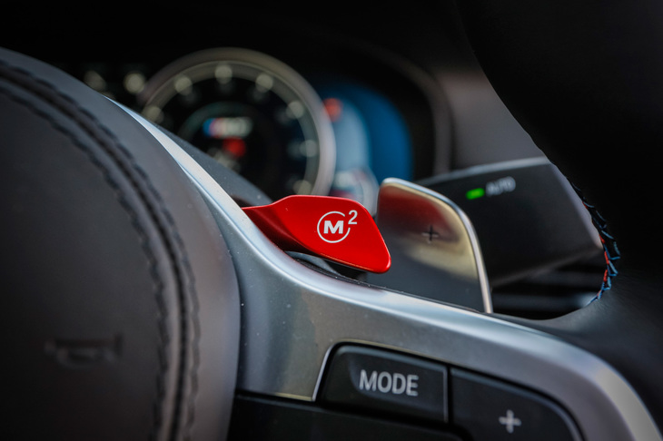 トランスミッションやダンパー、ステアリングなどの細かい設定は走行中に赤いM1、M2ボタンを長押しするだけで保存でき、ワンプッシュで瞬時に呼び出すことができる。