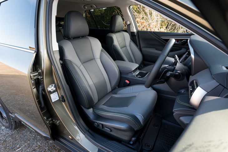 シートには汚れに強いはっ水性ポリウレタンの表皮を使用。運転席には10wayの、助手席には8wayの電動調整機構が装備される。