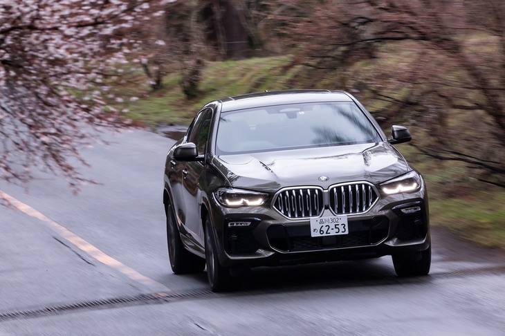 足まわりは、前ダブルウイッシュボーン式、後ろマルチリンク式で、可変ダンパー付きの「アダプティブMサスペンション」が組み込まれている。