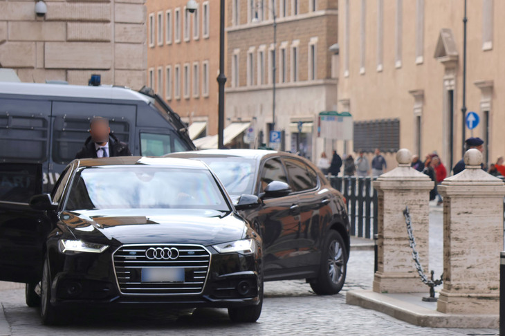 ローマの元老院（上院）における車寄せで2023年2月に撮影。現在も公用車におけるドイツ車比率は高い。