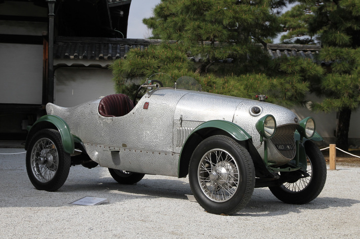 ここからはカロッツェリア・トゥーリング以外のボディーを持つエントリー車両。ご覧のとおり、魚を模したユニークなボディーを持つこれは、参加車中、最も古い1926年式の「フィアット509デルフィーノ」。当時16歳の板金職人が独力でたたき出したボディーをフィアット509のシャシーに架装したモデルで、ミラノ国際展覧会のコンテストに出品、優勝したヒストリーを持つ。