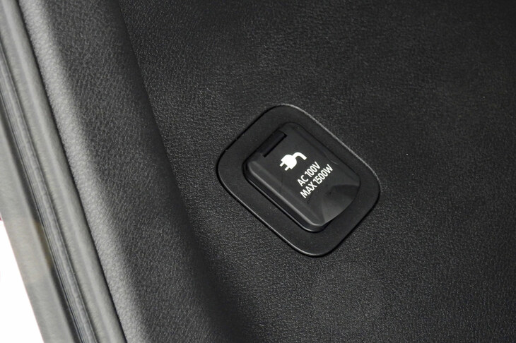 AC100V／1500W電源がラゲッジスペースの側壁とインストゥルメントパネルの2カ所に設置されたのもトピック。いっぽうで、他車のように急速充電口から電気を取り出せる機能については、採用が見送られた。